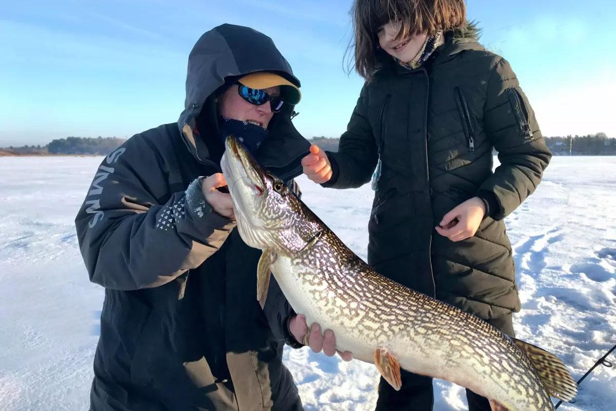 Serviço especializado em guia de vias navegáveis ​​de inverno e pesca no gelo